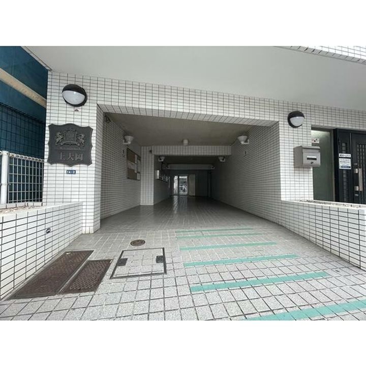 ホーユウパレス上大岡の玄関