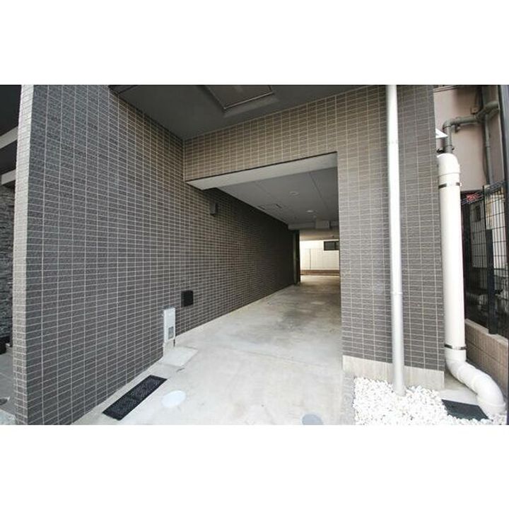 OMNIA横濱阪東橋(オムニアヨコハマバンドウバシ)の玄関