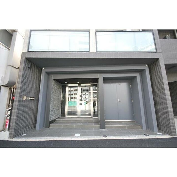 OMNIA横濱阪東橋(オムニアヨコハマバンドウバシ)の玄関