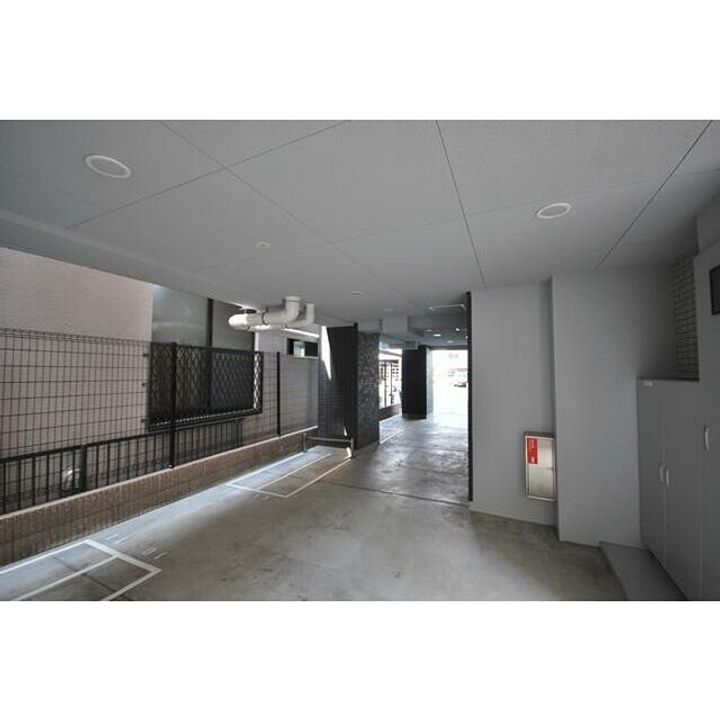 OMNIA横濱阪東橋(オムニアヨコハマバンドウバシ)の玄関