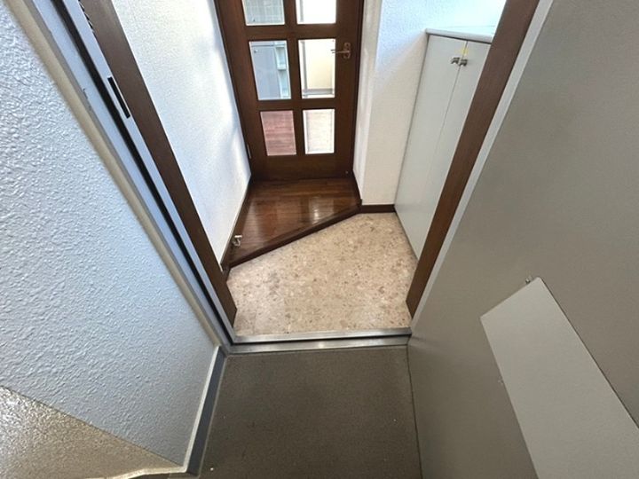 二見ビル202の玄関