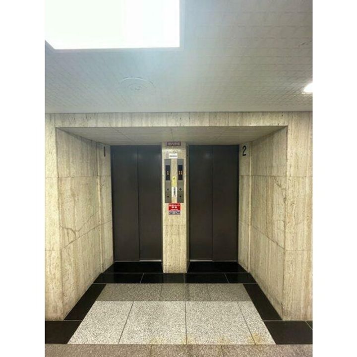 横浜平沼ダイカンプラザ一号館の玄関