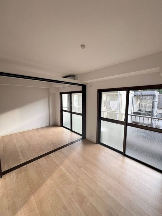 新山下三番館202の居間