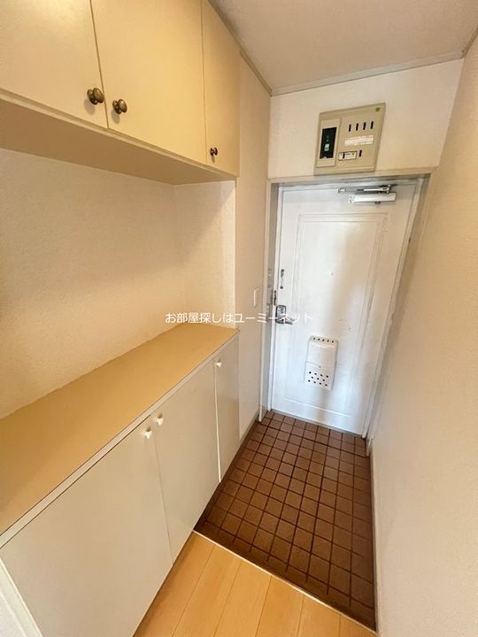 フォンティーヌ西小路101の玄関