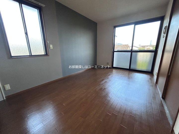 鹿児島県姶良市東餅田の賃貸アパートの居間