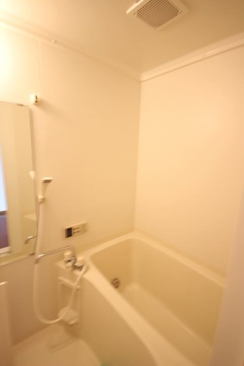 鹿児島県姶良市東餅田の賃貸アパートの風呂