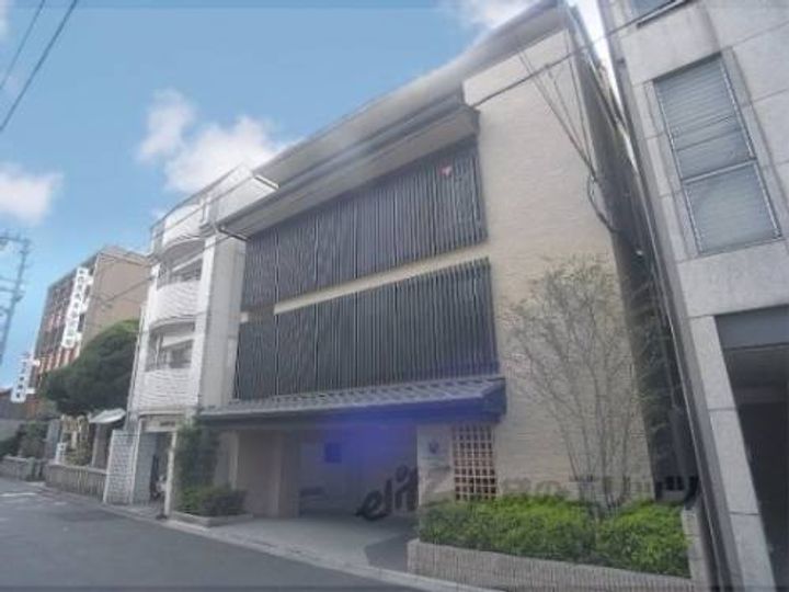 シュシュパルク六条院301の外観