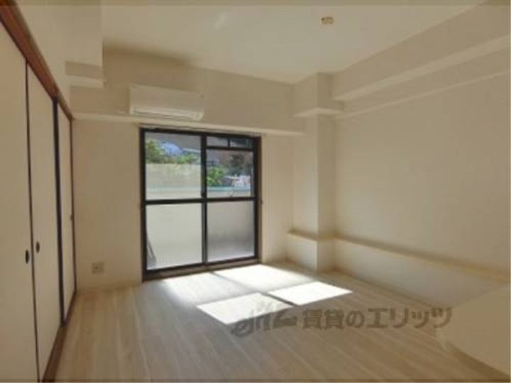 ラルージュ平岡102の玄関