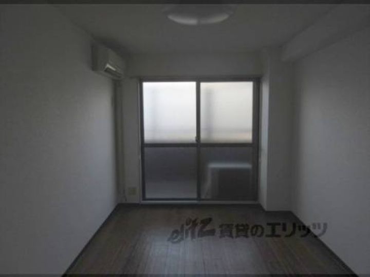 アークハイツ嵯峨嵐山402の寝室