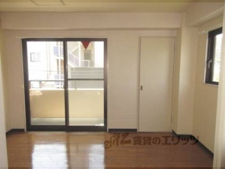 ドゥエル嵯峨の荘401の寝室