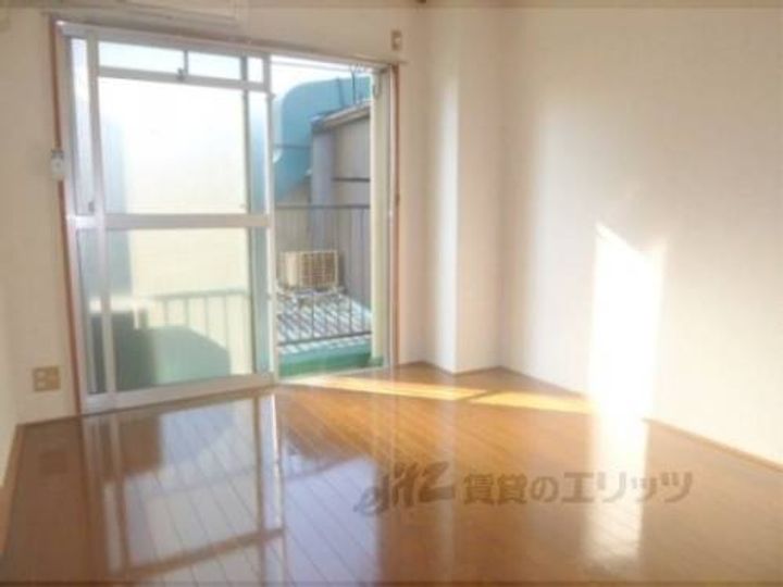 ロイヤルコーポタカハラ206の寝室