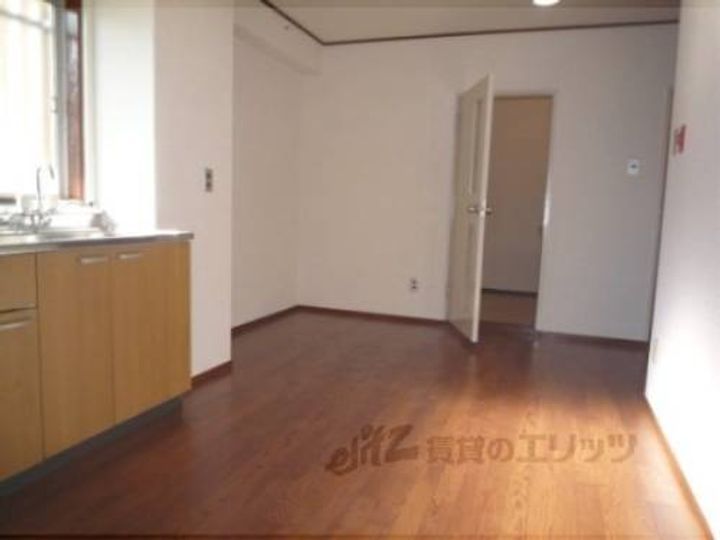 シャトル松尾603の玄関