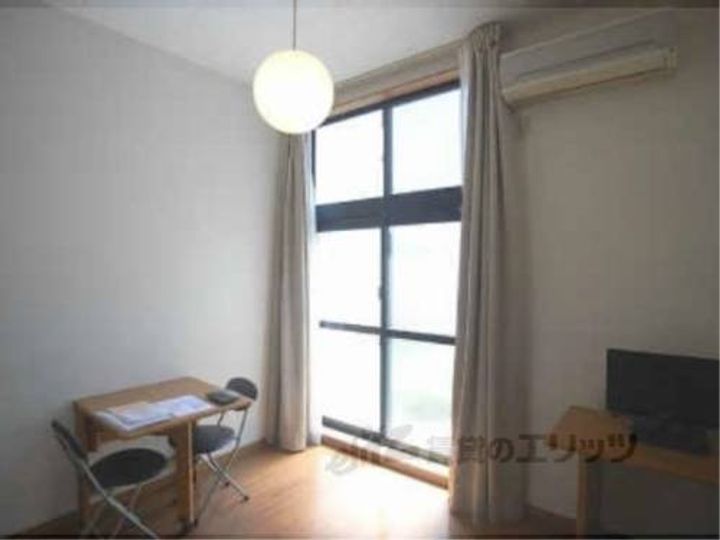 レオパレスアジェル岩倉南107の寝室