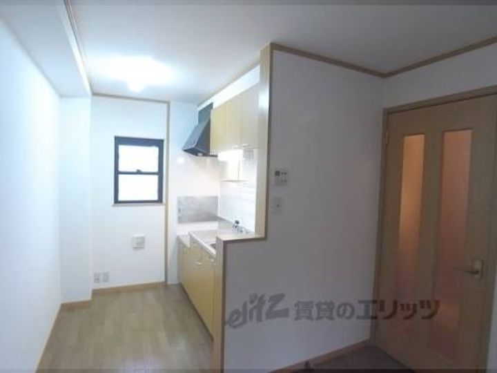 プラシードTSUKASAA棟101の玄関