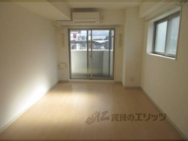 ロイヤルレジェンド西大津606の寝室