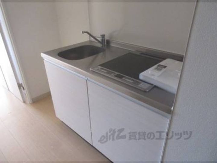 ロイヤルレジェンド西大津606のキッチン