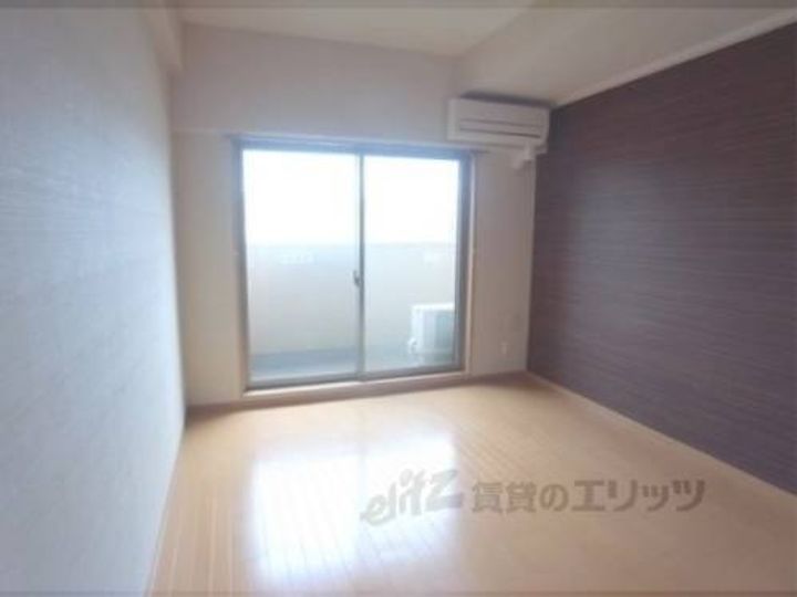 クレストコート二条城北401の寝室