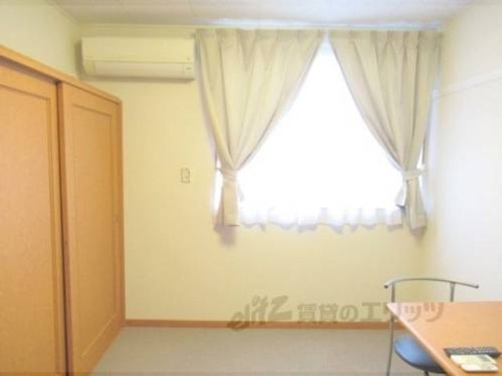 レオパレスワイズコート日野202の寝室