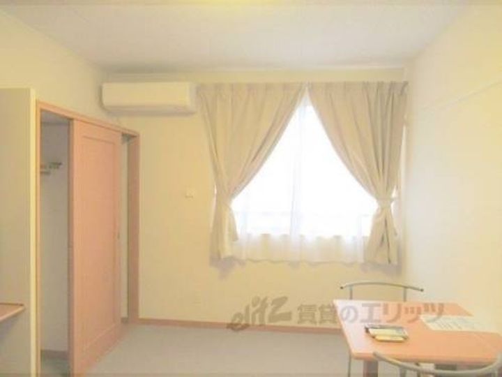 レオパレススタジオM日野202の寝室