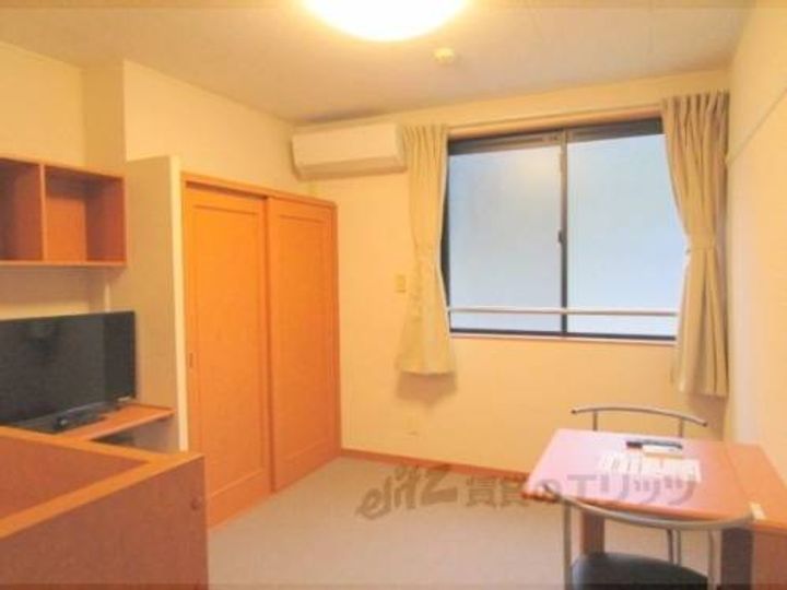 レオパレス篠山206の寝室