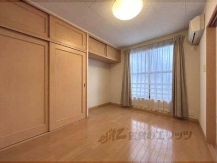 レオパレスヴィラージュE102の寝室