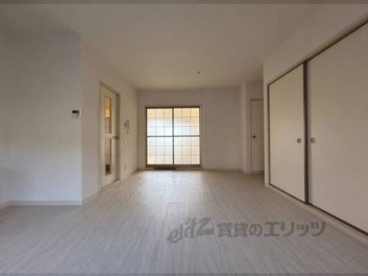 コスモハイツ1番館の玄関