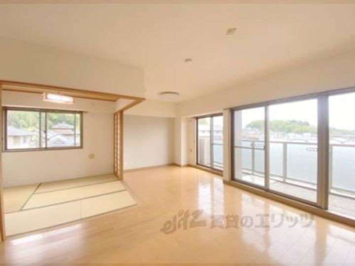 グローバル富雄502の玄関