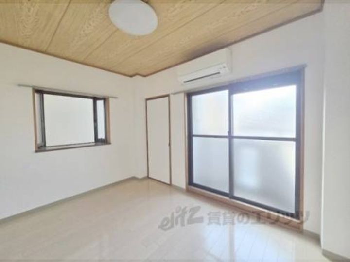 ロイヤルハイツ萱島205の寝室