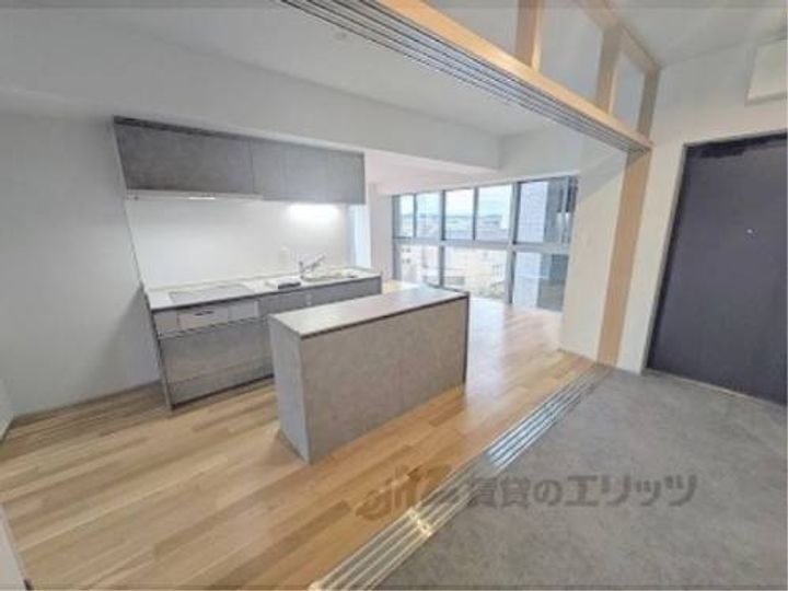 シャリマー西大路の玄関