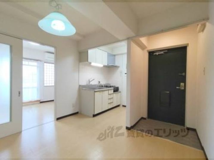 リバーサホ萬603の玄関