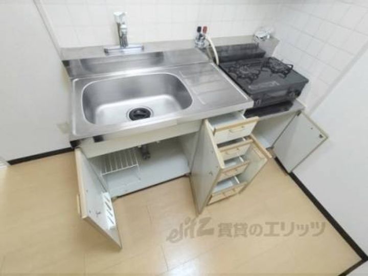 リバーサホ萬603のキッチン