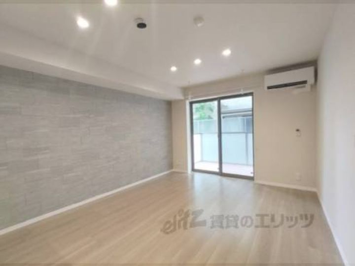 シャーメゾン 新大宮の玄関