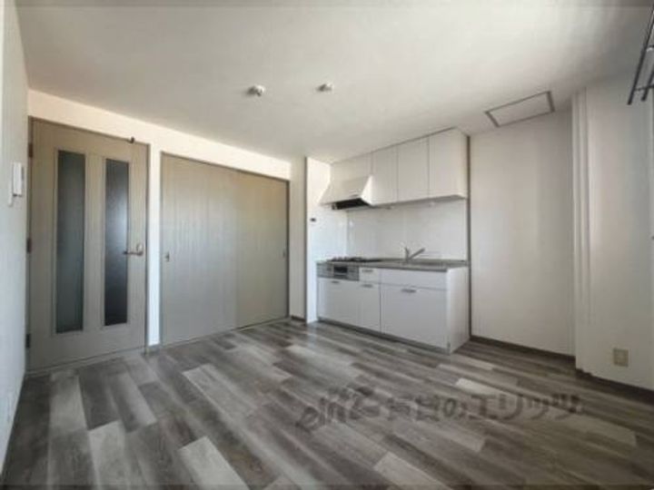 プリムローズ西野503の玄関