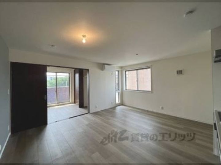 源ハイツの玄関